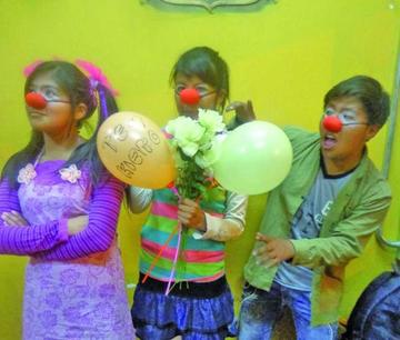 El elenco Wiñay presenta comedia