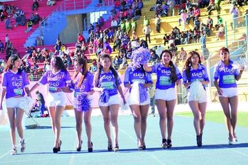Las leonas imperiales animan en el entretiempo.