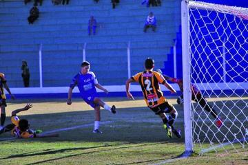 Vladimir Castellón remata el balón para el segundo gol de los lilas.