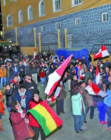 La población levantó la bandera potosina.