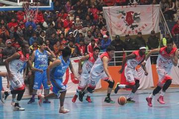 Los jugadores de Pichincha, en pleno ataque.