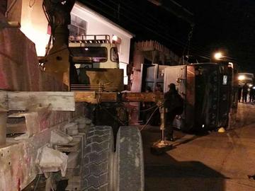 Camión vuelca en la calle Wenceslao Alba  