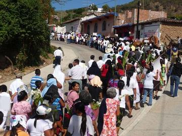 La peregrinacion en Vitichi se dirige hacia la gruta.
