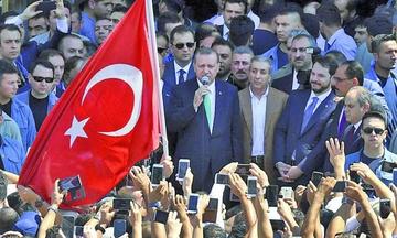 Turquía cierra un centenar de medios de comunicación