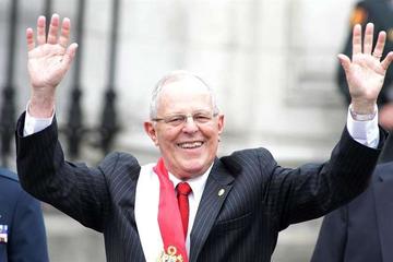 El presidente peruano, Pedro Pablo Kuczynski, saluda después de la ceremonia de su investidura.