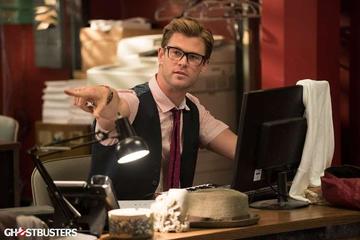 En recuadro aparece su secretario, "Thor", con gafas y sin melena.