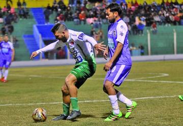 Oscar Rivera y Alejandro Bejarano pugnan por la posesión del balón.