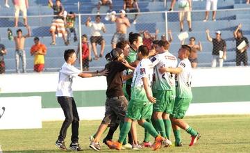 Los jugadores del cuadro refinero festejan su victoria desde los doce pasos.