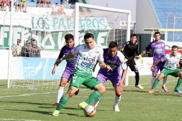 Carmelo Algarañaz trata de pasar la marca del volante Herman Soliz.