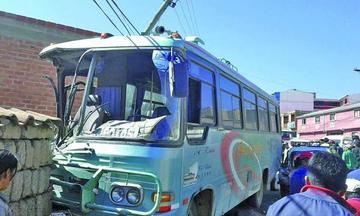 El bus impactó contra el muro de adobes.