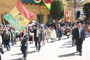 instituciones y organizaciones expresaron su fervor cívico.