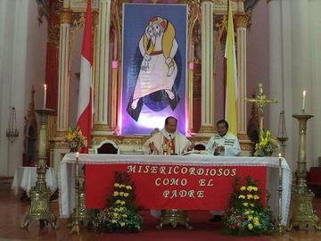 El obispo de la Diócesis de Potosí, Ricardo Centellas, celebra la ceremonia.