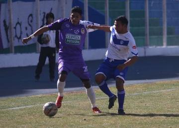 Rodrigo Ávila y Mario Ovando pugnan por el balón.