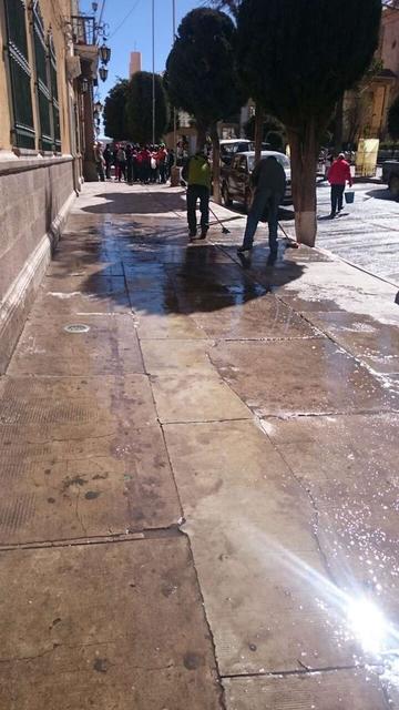 Los estudiantes limpian las calles del centro de la ciudad