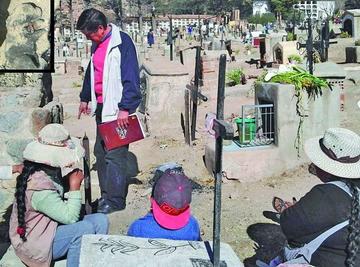 Lucio Contreras, muestra el lugar donde el perro (recuadro) fue sepultado, luego del rito de brujería.