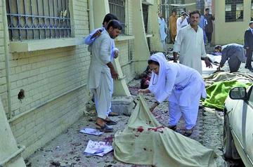 Atentado suicida en un hospital de Pakistán causa 69 fallecidos