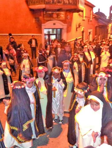 Las niñas del Santa Rosa acompañan la procesión.