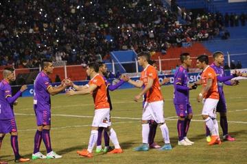 Los jugadores de los dos elencos se saludan antes del partido.