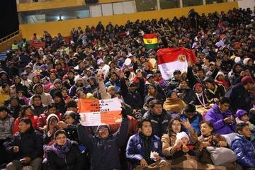 Un hincha muestra un cartel con alusión a las aguas del Silala.