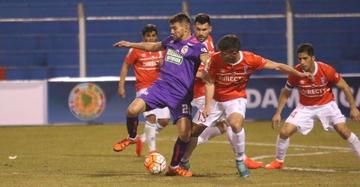 Antonio Rojano (i) trata de pasar la marca de sus rivales.