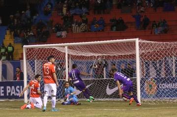 Los jugadores de la U Católica se lamentan tras el gol convertido por los lilas.