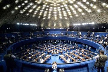 Hasta el cierre de edición los debates continuaban en el senado.