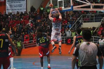 El jugador de la Vieja Casona, Lucas Tischer, en plena clavada.