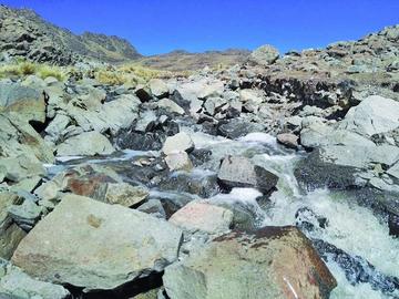 Más de 100 litros por segundo fluyen río abajo.