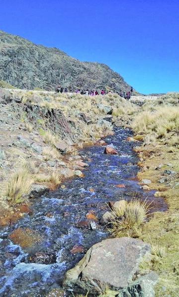 Los comunarios abren las válvulas de las lagunas..