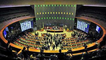 El parlamento trabajó, incluso, fines de semana.