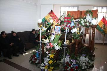 El velorio del periodista y en recuadro su fotografía.