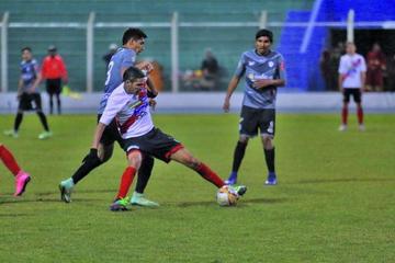 Douglas Ferrufino trata de detener que Martín Palavicini escape de la marca.