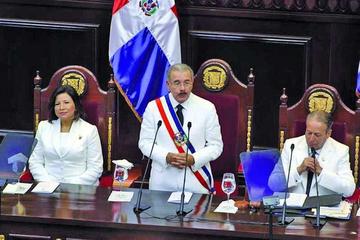 El mandatario de República Dominicana Danilo Medina (c) habla junto a la vicepresidenta Margarita Cedeño de Fernández.
