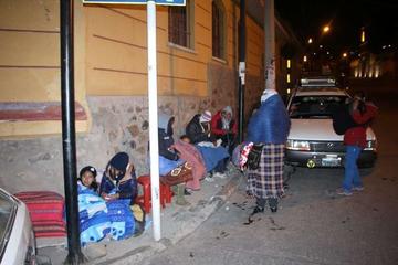 La fila que la población hacía en la Casa Municipal de Cultura.