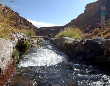 Las aguas del Silala se van a Chile a través de canales artificiales.