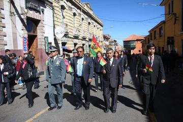 Funcionarios departamentales y municipales, en el desfile.