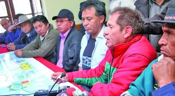 Los dirigentes cívicos en la conferencia de prensa.