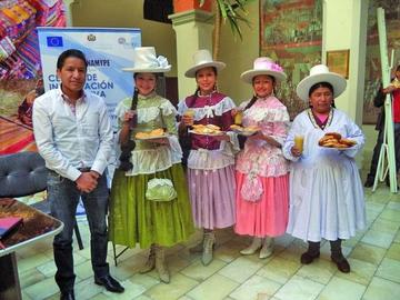 Las modelos muestran el sabroso producto.