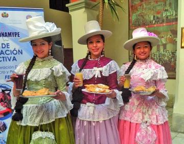 Las modelos muestran el sabroso producto.