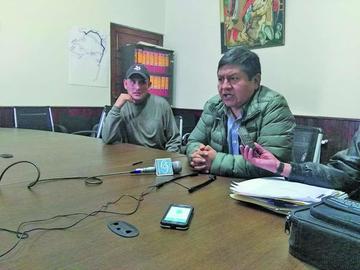 El agua se halla en pozos que ya fueron perforados, en recuadro la conferencia de prensa de la Gobernación.