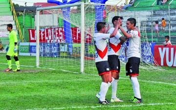 Jugadores de Nacional festejan el empate.