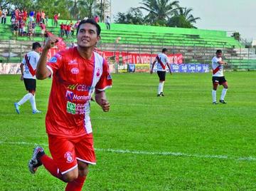 José Alfredo Castillo festeja el gol del triunfo.