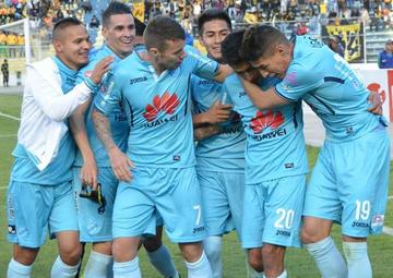 Los jugadores festejan la victoria frente a su archirival.