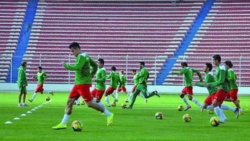 Hoyos convoca a 25 jugadores a la Verde