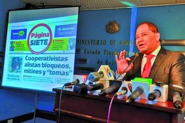 El ministro de Gobierno, Carlos Romero, en conferencia de prensa ante distintos medios de comunicación.