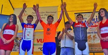 El ciclista potosino Javier Arando (centro) en el podio de ganadores.