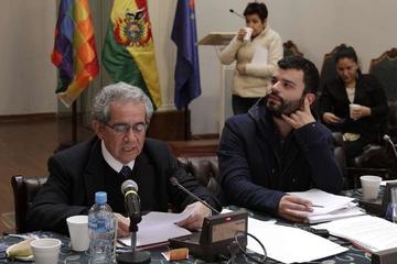 El presidente del Banco Central de Bolivia, Marcelo Zabalaga, en conferencia de prensa ante los medios.