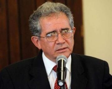 El presidente del Banco Central de Bolivia, Marcelo Zabalaga, en conferencia de prensa ante los medios.