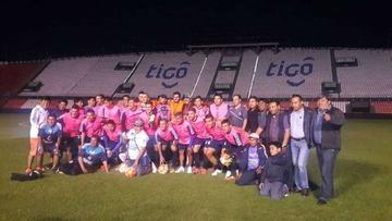 El conjunto boliviano antes de la práctica en el Defensor del Chaco.