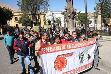 Trabajadores de prensa marchan en demanda de respeto